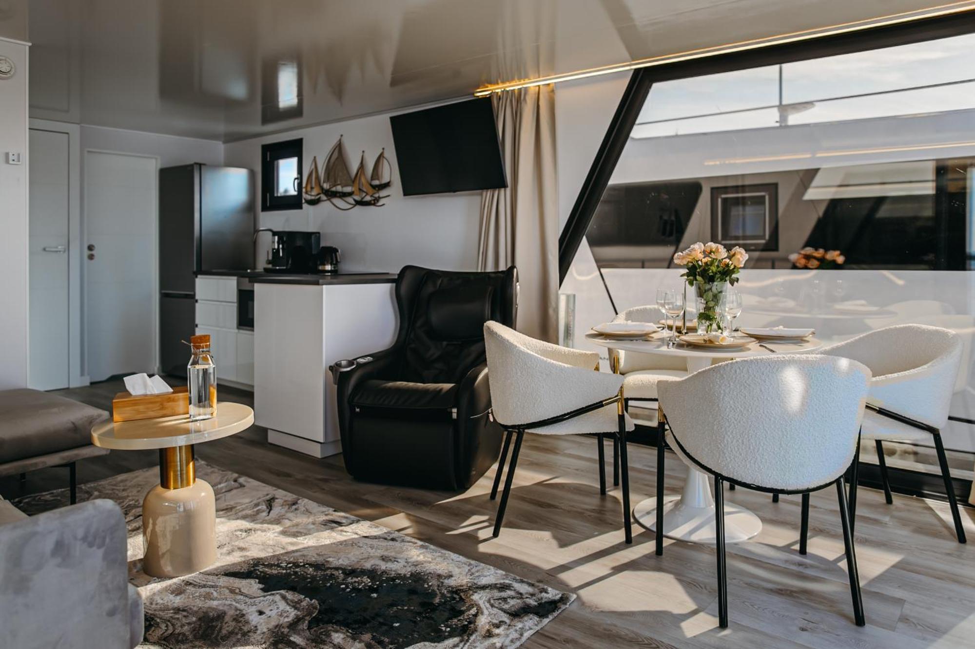 Grand Ht Houseboats - Domki Na Wodzie - Sauna, Jacuzzi, Kominek Mielno  Room photo